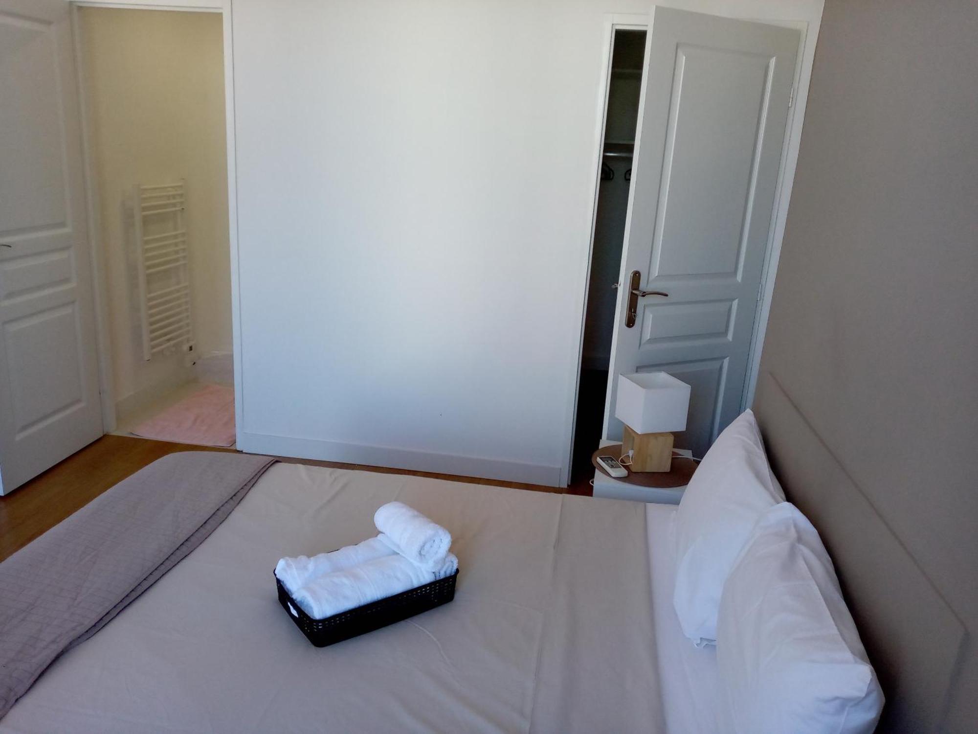 La Plaine Cours Julien: Private Room in Lively Marseille Apartment Exterior photo