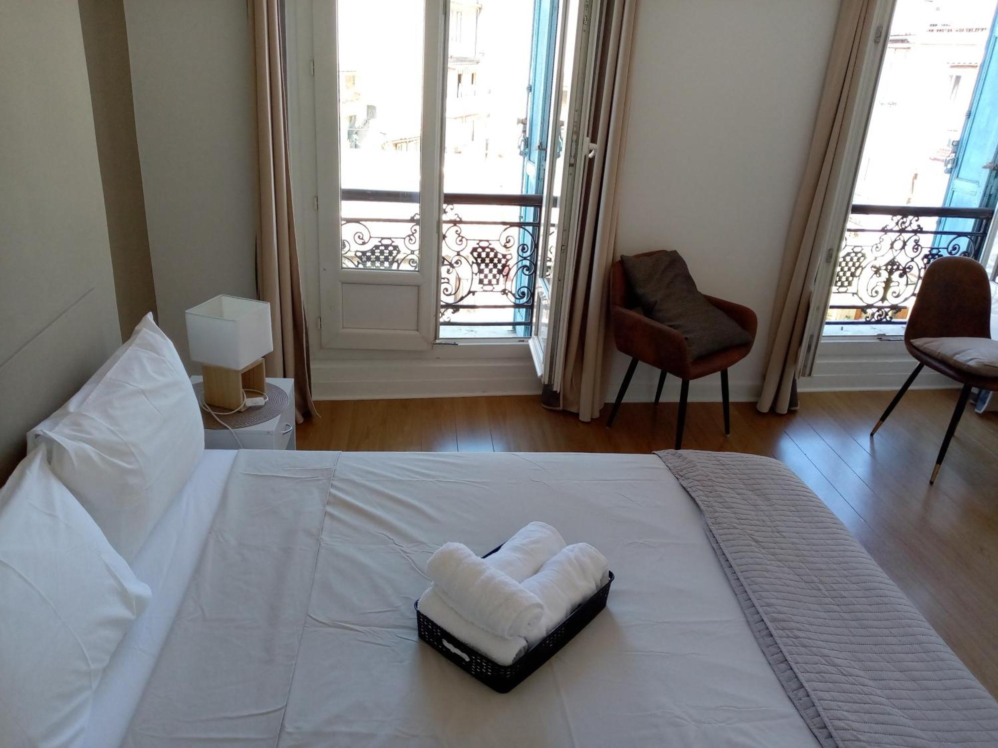 La Plaine Cours Julien: Private Room in Lively Marseille Apartment Exterior photo