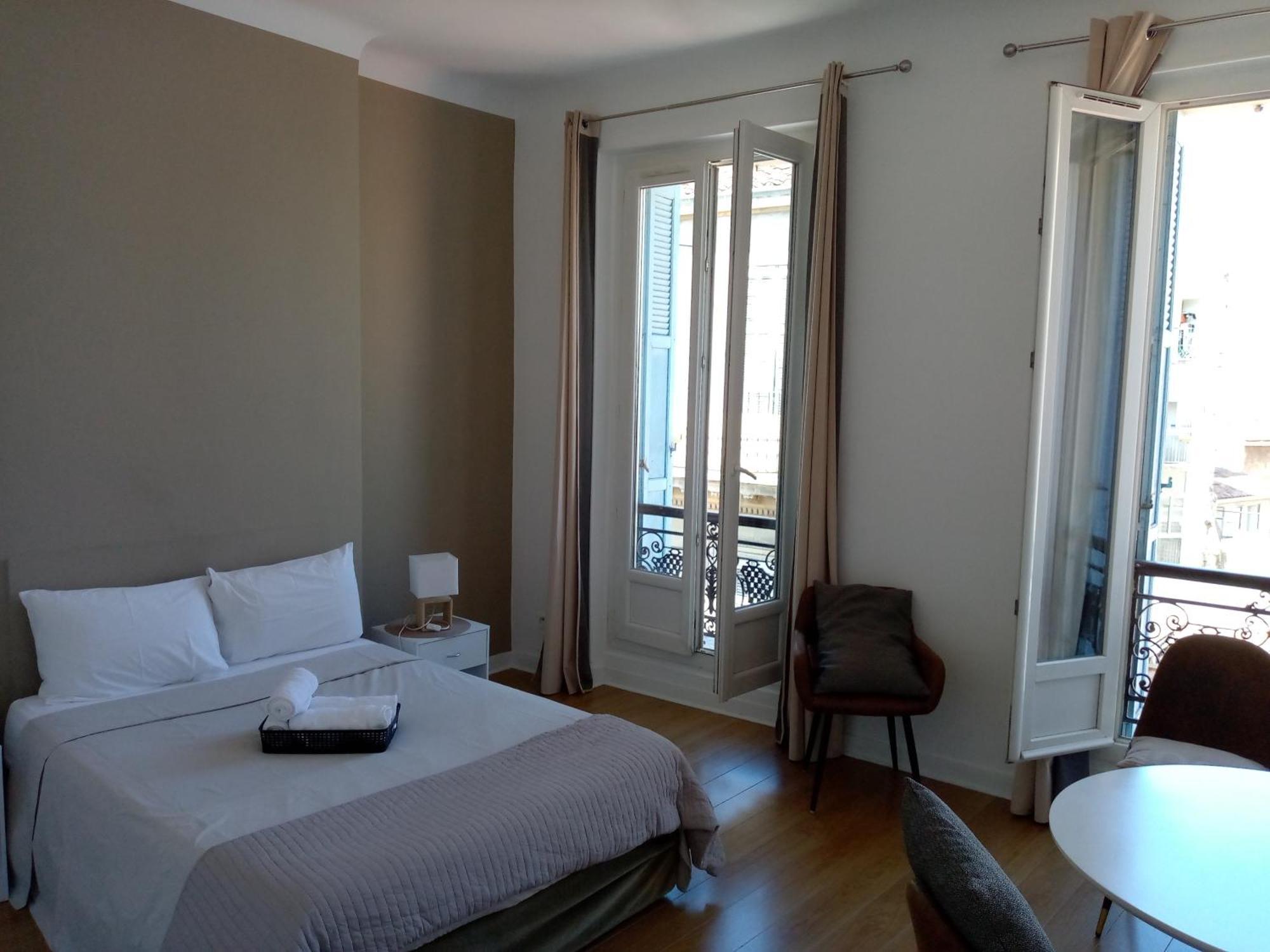 La Plaine Cours Julien: Private Room in Lively Marseille Apartment Exterior photo